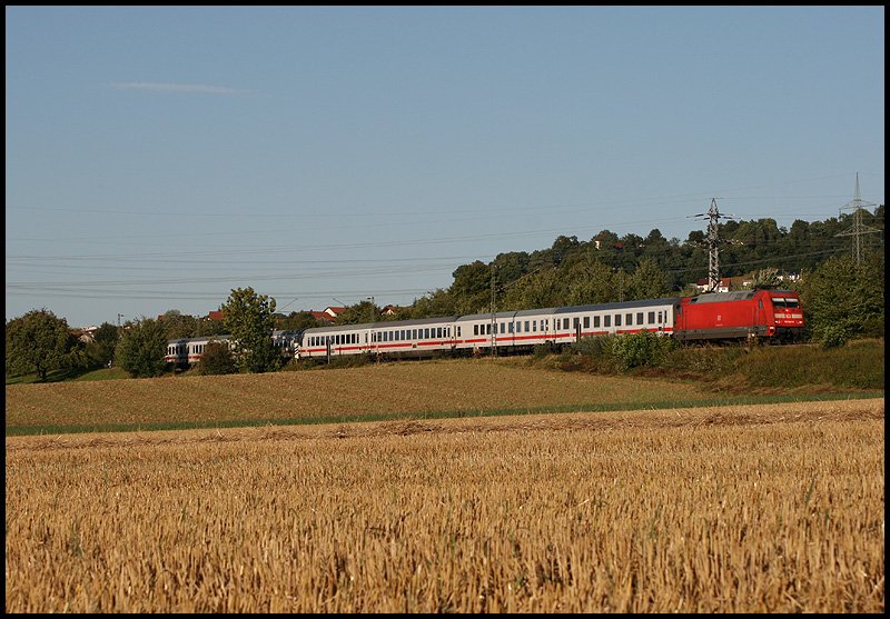 101 043-8 zog am Abend des 13.06.2008 einen IC von Nrnberg nach Karlsruhe; nchster Halt des Zuges war Aalen. Aufgenommen bei Aalen-Hofen.