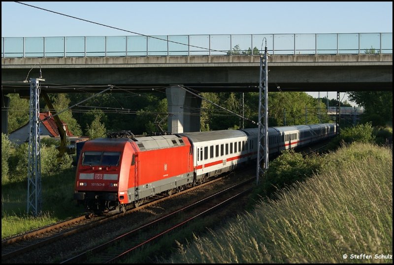 101 043 mit einem Intercity aus Richtung Hamburg ber Rostock weiter nach Binz am 01.06.09 kurz vor Papendorf.Die Brcke im Hintergrund ist die A20.