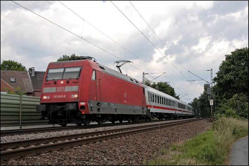 101 043 schleppt den InterCity 432  LUEXEMBOURG , von Norddeich-Mole nach Luxembourg, von der Kste ins Rheinland. Dort wird die Br 181er den Zug zum Ziel bringen. Bei Haltern am See wird der Zug auf den Chip gebannt. (15.06.2008) 

