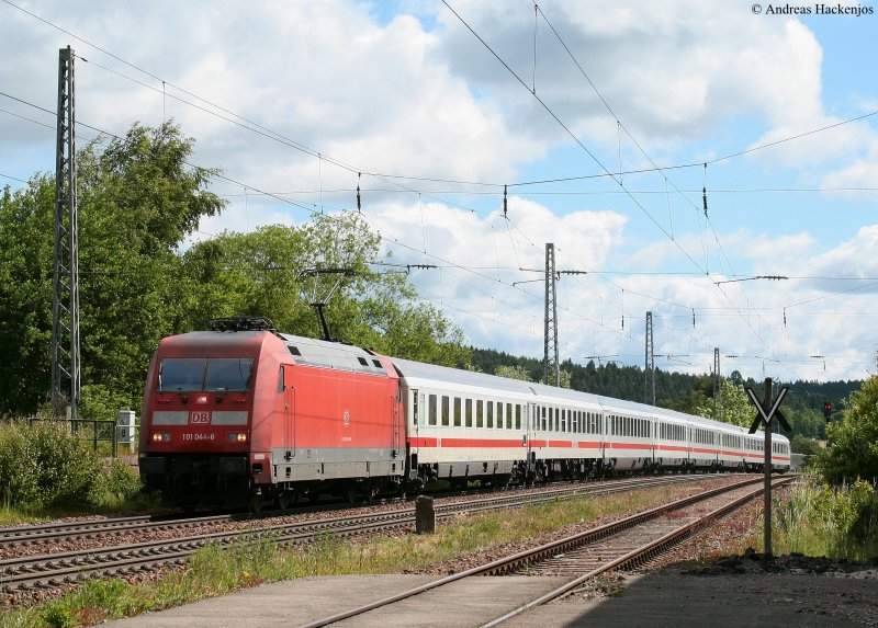 101 044-6 mit dem IC 2004  Bodensee  (Konstanz-Emden) bei der Einfahrt St.Georgen(Schwarzw) 7.6.09 001