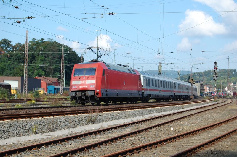 101 044 mit IC 2376 bei der Einfahrt in Kreiensen