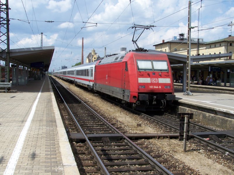 101 044 mit IC 328 nach Hannover beim planm��igen Halt in Augsburg Hbf am 10.06.2007