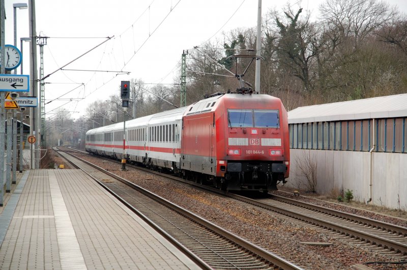 101 044 schiebt am 14.03.09 einen IC durch Burgkemnitz Richtung Leipzig.
