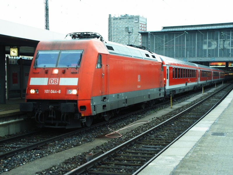 101 044 zieht am 05.03.2007 den Mnchen - Nrnberg Express, hier kurz vor der Abfahrt im Mnchner Hbf
