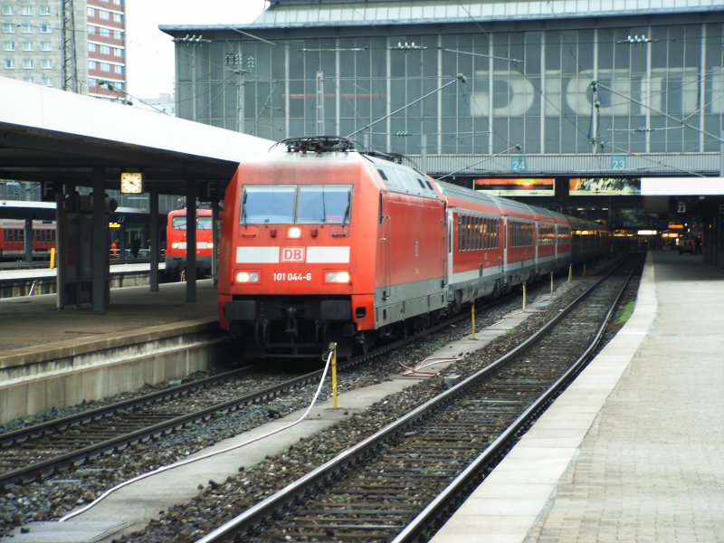 101 044 zieht am 05.03.2007 den Mnchen - Nrnberg Express, hier kurz vor der Abfahrt im Mnchner Hbf