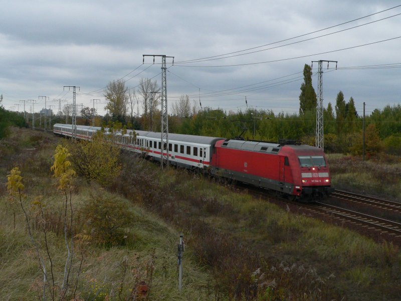 101 044 zieht einen Intercity durch die herbstliche Landschaft. Bahnstrecke Biesdorf-Wuhlheide, 21.9.2007