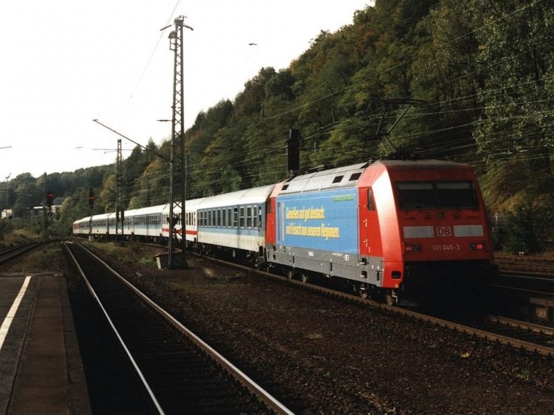 101 045-3 mit IC  2550  Karolinger Weimar-Dortmund auf Bahnhof Altenbeken am 13-10-2001. Bild und scan: Date Jan de Vries.