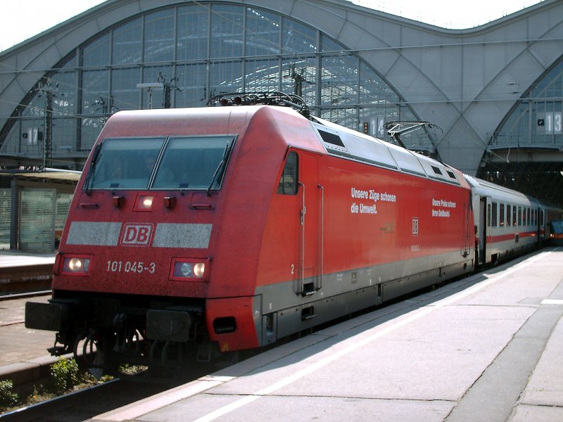 101 045-3 PEP vor einen InterCity nach Kln am 26.04.2007 auf Gleis 11 des Hauptbahnhofes Leipzig