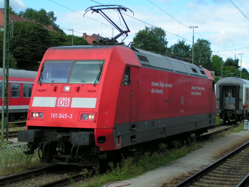 101 045-3 wird das Triebfahrzeug fr den in Krze bereitgestellten IC1986 RottalerLand sein; Passau Hbf. 070623