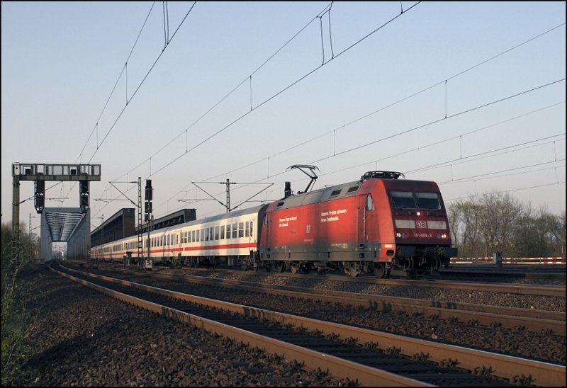 101 045 (9180 6101 045-3 D-DB) hat den IC 2307, Hamburg-Altona - Koblenz Hbf, am Haken und wird das Ziel warscheinlich um 23:54 Uhr erreichen. (10.04.2009)
