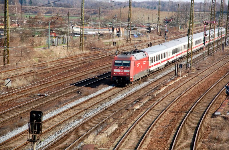 101 045 erreicht mit dem verspteten IC 2152 Halle(S). Fotografiert am 21.03.08 am Rbf.