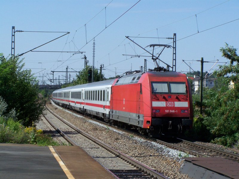 101 046-1 schob am 26.Juli 2007 einen IC durch Stuttgart-Untertrkheim und fhrt nun Stuttgart Hbd entgegen.
