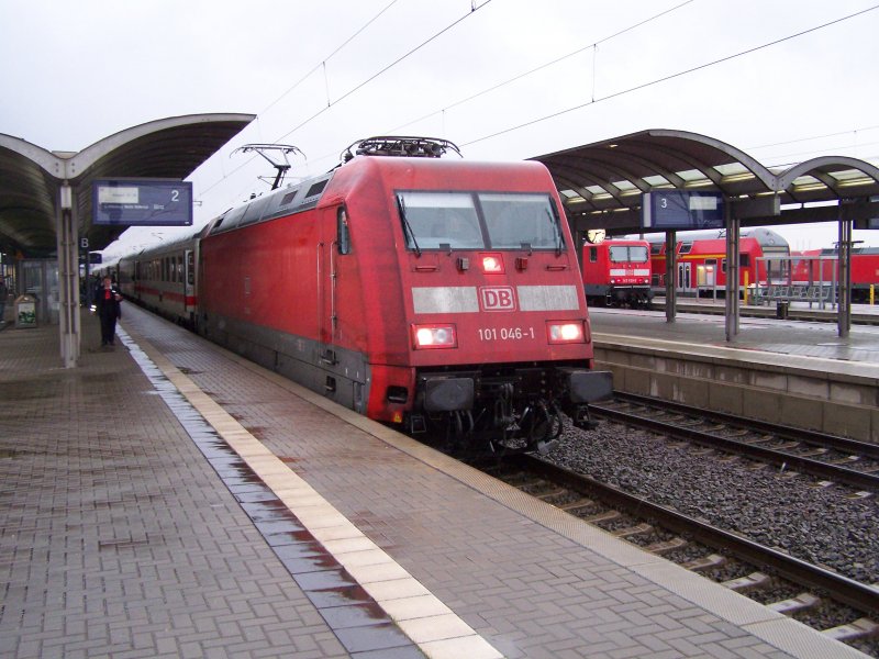 101 046 bespannte am 13.11.2007 den IC 2457  Strelasund  nach Ostseebad Binz. Im Regen fuhr sie im Bahnhof Bitterfeld ein. Ab den Fahrplanwechsel wird diese Zug dann IC 2357 heien und wird dann nur noch bis Bln.Gesundbrunnen fahren.