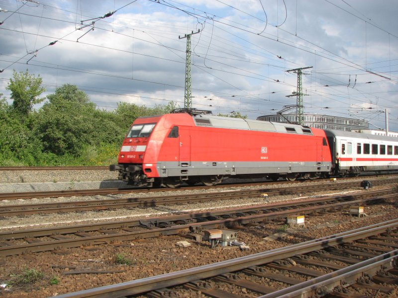 101 047-2 ist mit IC am Haken nach Berlin unterwegs.27.07.07