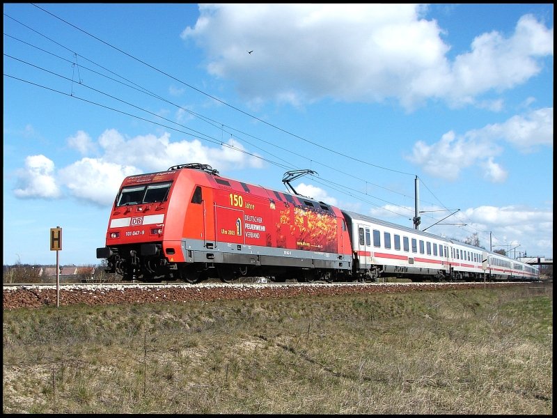 101 047-9 mit IC 2377 Binz-Frankfurt/M. am 04.04.2007 bei Postkartenwetter zwischen Hbf Stralsund und Hp Gr�nhufe.