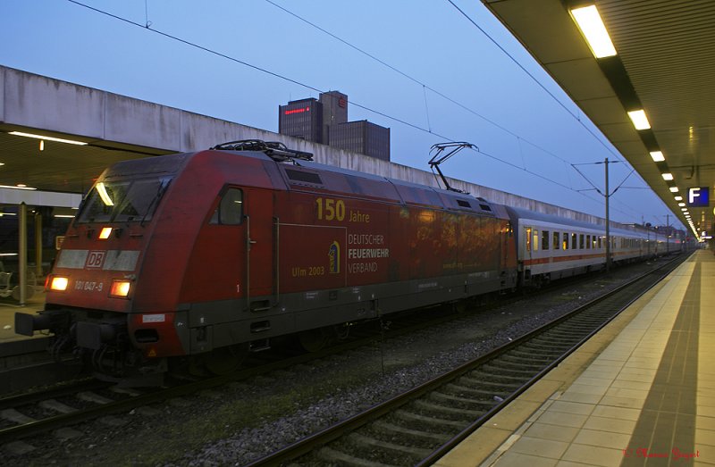101 047-9 
mit IC in Hannover. Wei leider nicht mehr welcher IC das war. Gestern Abend in Hannover hatte fast alles Versptung, auch unser Zug, ICE 945, nach Berlin kam 10 Minuten spter an und in Berlin waren es dann schon 20 Minuten. Aufgenommen auf der Rckfahrt von Bremen.
Frei Hand!
Manuelle Belichtung ( M )
Brennweite 18 mm Verschlu 1/ 2,5 sek, Blende F4.0, ISO 80
11.04.2009