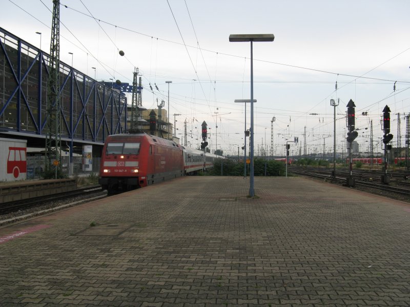 101 047-9 mit IC2052 von Stuttgart Hbf nach Saarbrcken Hbf.Am 27.07.08 bei der einfahrt in Mannheim Hbf.