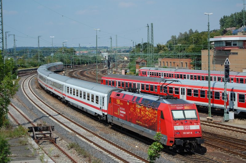 101 047-9 schiebt am 03.08.07 den IC 2069 von Karlsruhe HBF nach Nrnberg HBF, hier in Aalen aufgenommen.