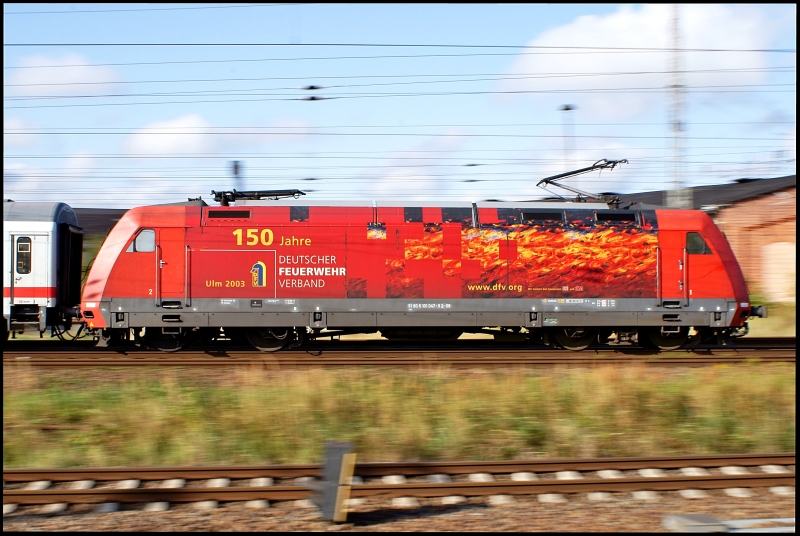 101 047-9 schiebt am 16.09.2009 IC 2356 von Binz nach D�sseldorf aus dem Stralsunder Hbf. Das Feuer verlischt so langsam ...