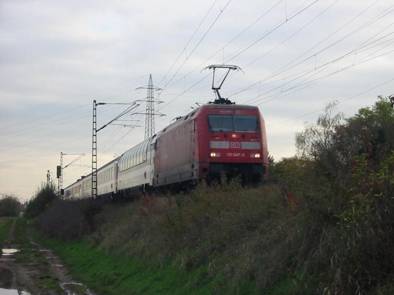 101-047 am 11.11.2005 kurz vor dem Bahnbergang von Worms Neuhausen und morgen fhrt sie EC101 und EC8 werde sie am EC101 auch nochmal fotografieren. Sie ist um 13:23 in Mannheim.