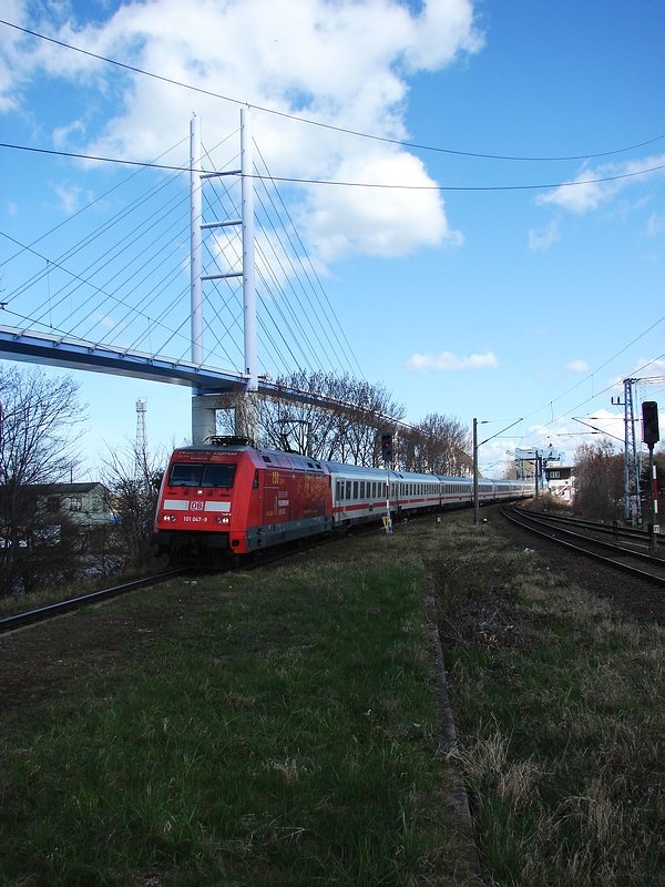 101 047 bei der Anfahrt auf den Bahnhof Stralsund-Rgendamm, vor der Kulisse der neuen im Bau befindlich Rgenbrcke und der alten Ziegelgrabenbrcke. (04.04.07)