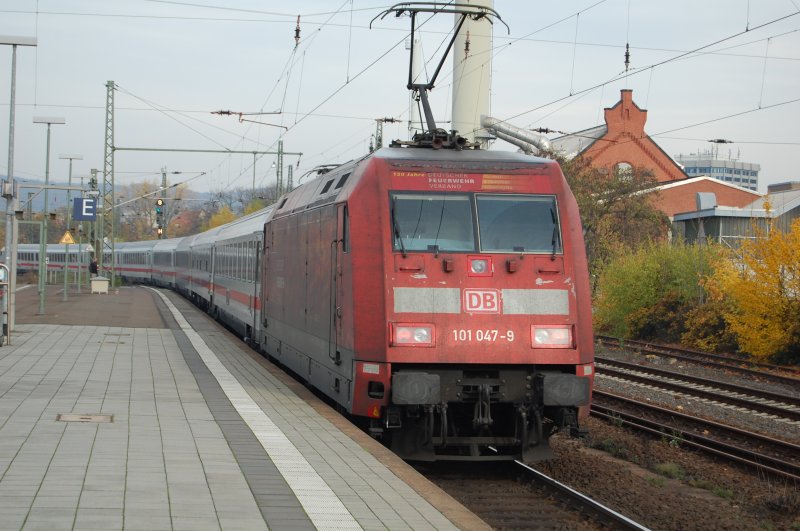 101 047  Feuerwehr  am IC 2374 nach Stralsund bei der Ausfahrt aus Gttingen. 2.11.2008. Die Lok macht einen sehr schlechten Eindruck!