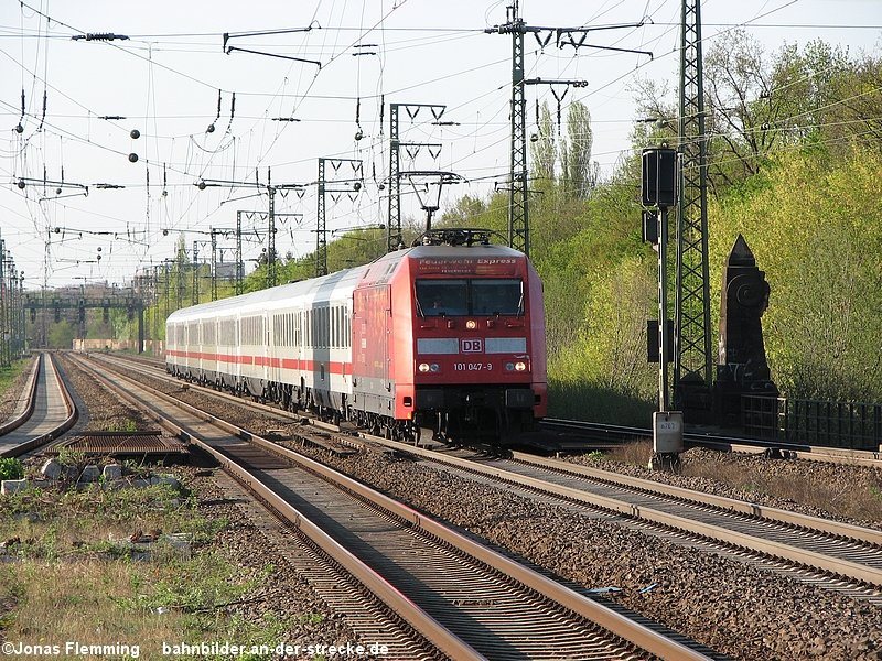 101 047  Feuerwehr Express  mit einem IC nach Sden, vorbei am Haltepunkt Hannover Bismarckstrae. 
