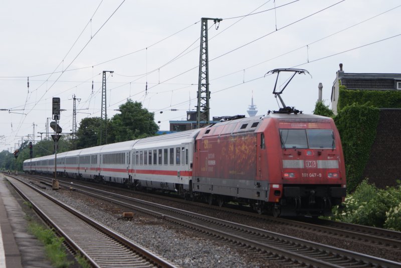 101 047  Feuerwehr  mit dem IC 2112 am 25.05.08 in Oberbilk