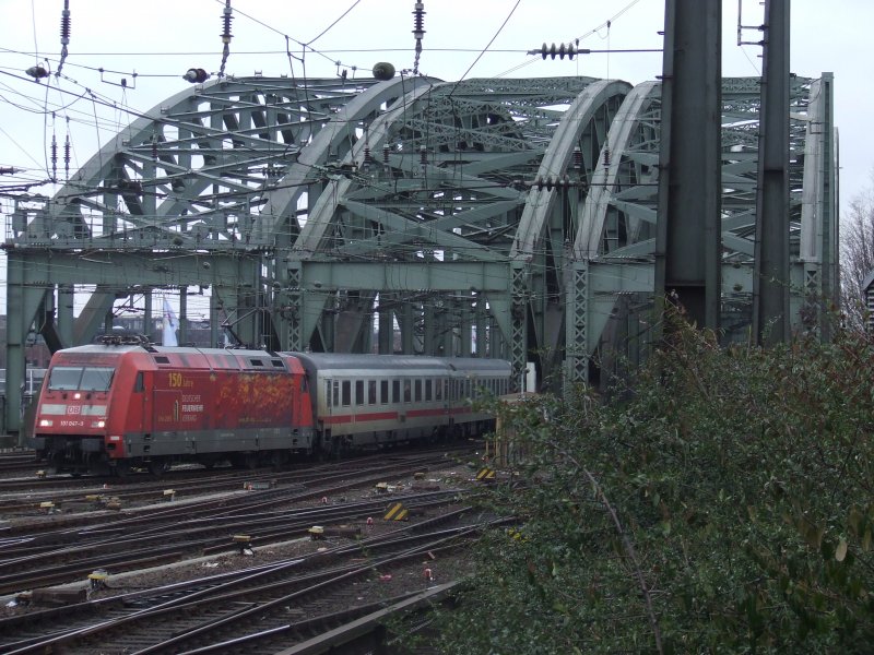 101 047 Feuerwehr mit IC 2046 in K�ln Hbf am 21.2.2009