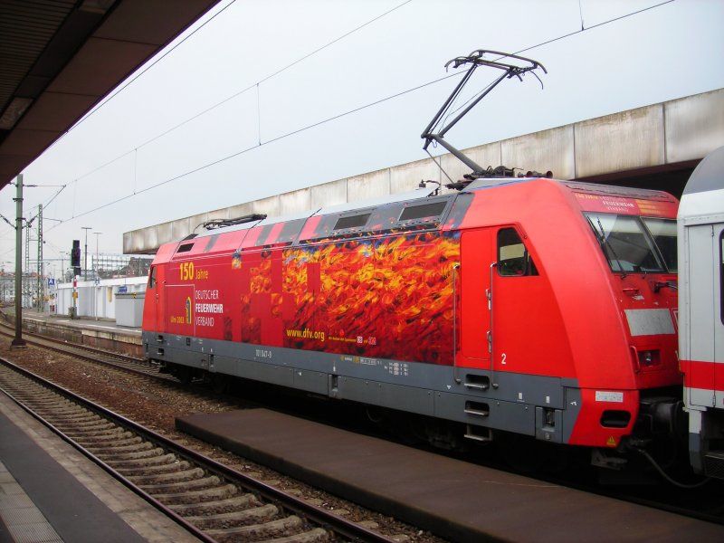 101 047 in Hannover HBF mit einem IC (14.6.08)