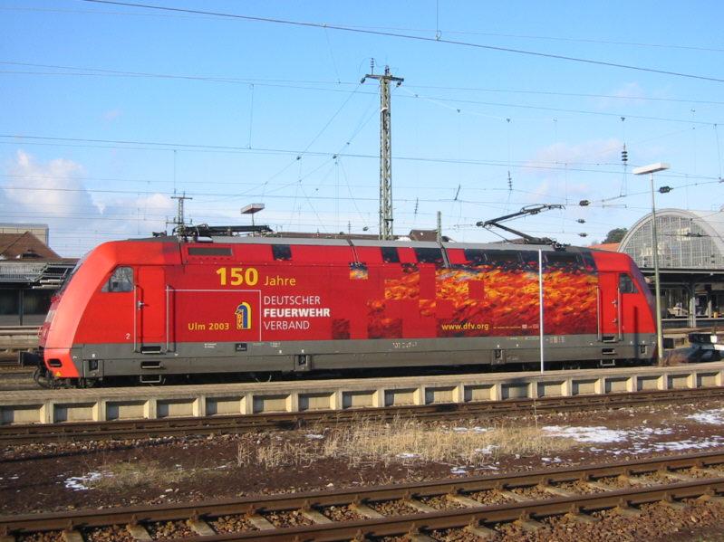 101 047 mit Werbung  150 Jahre Deutscher Feuerwehrverband  am 20.02.2005 in Karlsruhe Hbf.