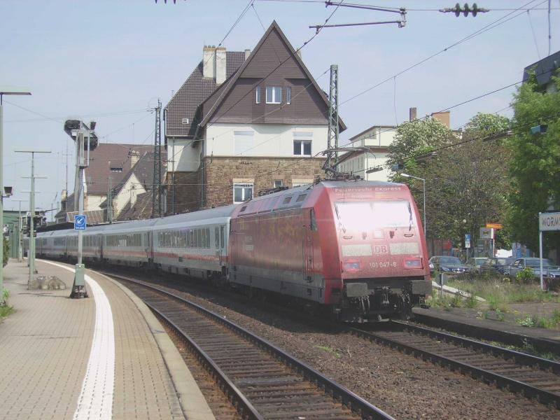 101 047 schiebt ihren IC durch Worms.