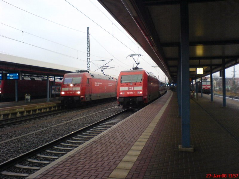 101 048-7 mit IC 2157 nach Stralsund   101 032-1 mit IC 2250 nach Dsseldorf in Eisenach am 27.01.08                    