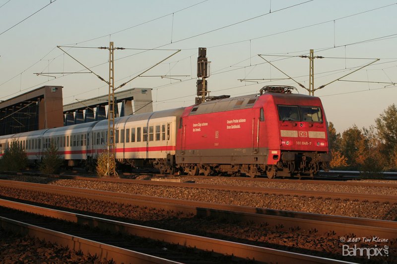 101 048 schieb am Abend des 22.10.2007 ihren IC in Richtung Hamburg Hbf ber die Sderelbbrcken. Offensichtlich hat die Lok probleme mit dem Stromabnehmer...
www.bahnpix.de