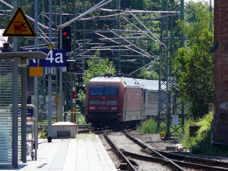 101 048 schiebt den IC 2213 Ostseebad Binz - Stuttgart; Schwerin Hbf, 25.05.2009
