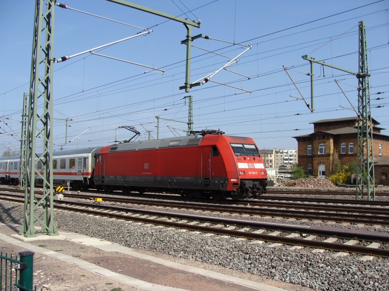 101 049-5 verlsst mit IC 2036 nach Norddeich Mole den Magdeburger Hauptbahnhof, der nchste Halt ist Helmstedt. Fotografiert am 14.04.2009 am alten Lokschuppen in der Maybachstrae.