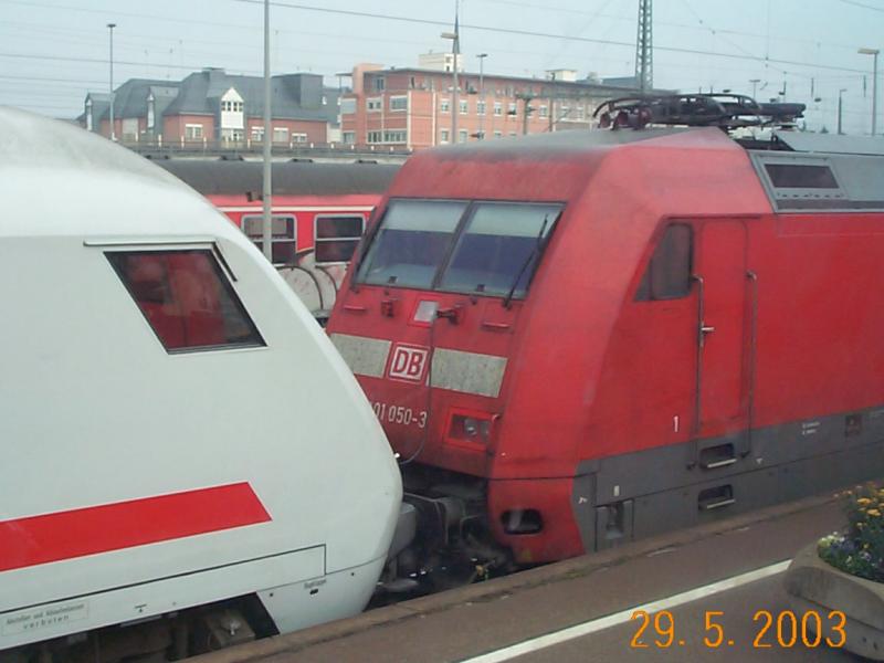 101-050-3 mit IC nach Dortmund in Koblenz Hbf auf Gleis 7.
Interessanterweise zieht die Lok den Zug mit dem Steuerwagen zuerst.