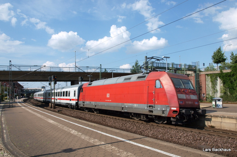 101 050-3 sorgt am IC 2114 Stuttgart Hbf - Hamburg-Altona fr die ntige Schubkraft, damit der Zug seine Hchstgeschwindigkeit von 200 km/h erreichen kann. Hier steht der Zug am 6.07.09 in Hamburg-Harburg auf Gleis 2 und wartet auf die Weiterfahrt Richtung Hamburg Hbf.