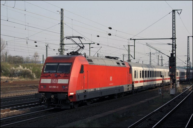101 050 (9180 6101 050-3 D-DB) schiebt einen unbekannten InterCity nach Hamburg-Altona. (11.04.2009)