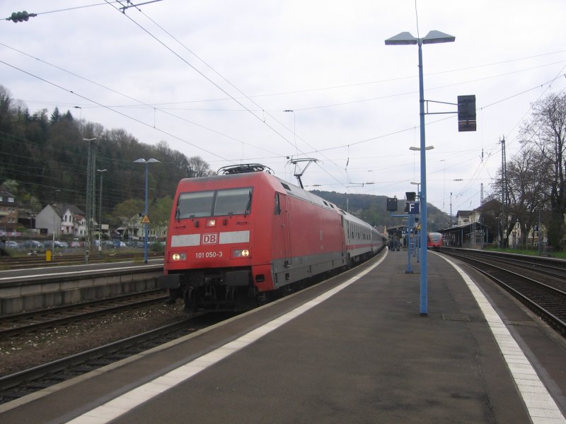 101 050 steht mit IC 434 von Norddeich Mole nach Luxembourg in Bahnhof Remagen. Rechts sieht man den RB 30 nach Bonn Hbf. Aufgenommen am 07.04.07