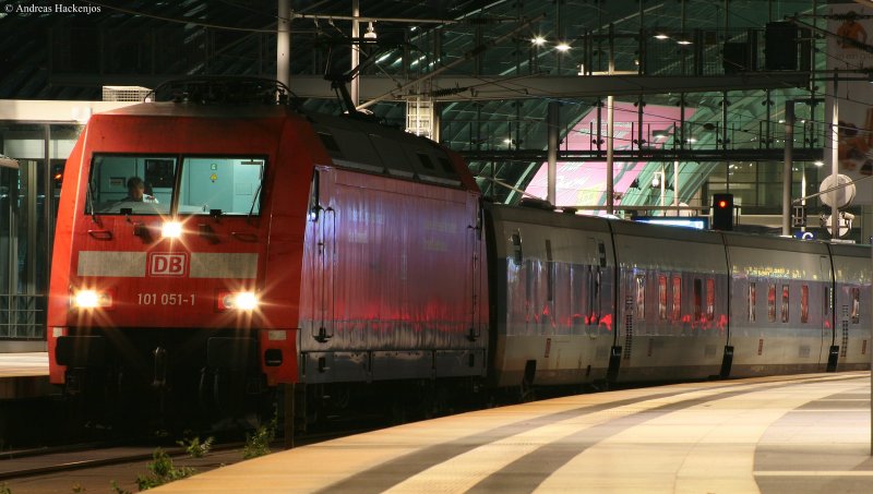 101 051-1 mit dem CNL 1211 (Berlin Lichtenberg-Mnchen Ost)bei der Abfahrt Berlin Hbf am 1.8.09