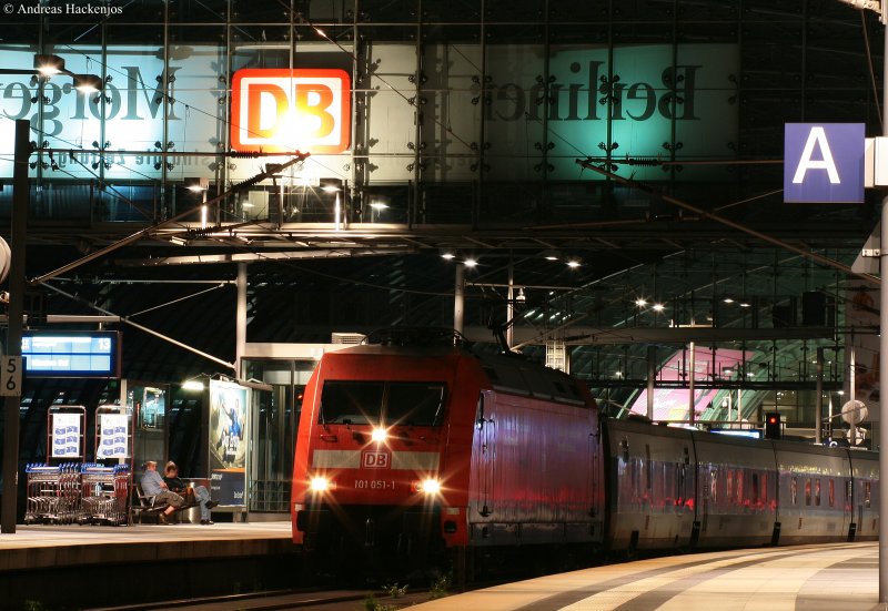 101 051-1 mit dem CNL 1211 (Berlin Lichtenberg-M�nchen Ost)bei der Abfahrt Berlin Hbf am 1.8.09