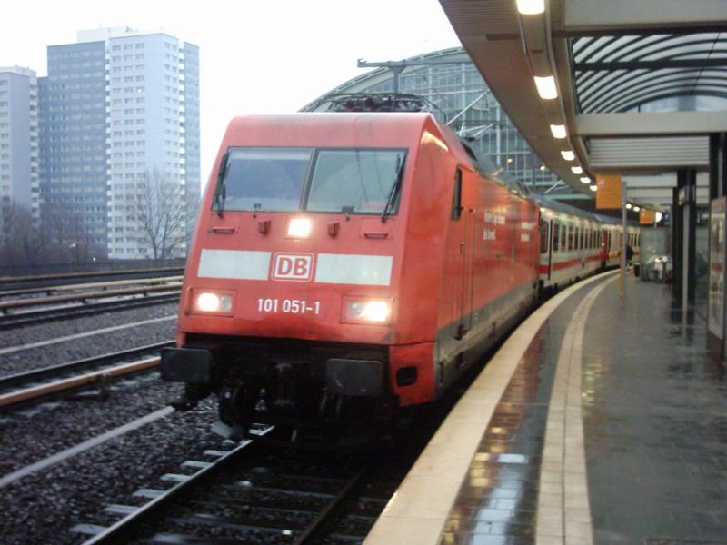 101 051-1 mit einem IC in Berlin Ostbahnhof am 10.02.05