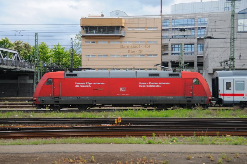 101 051-1 mit IC 2372 nach Stralsund unter dem Stellwerk des Hbf Darmstadt. (Mai 2009).