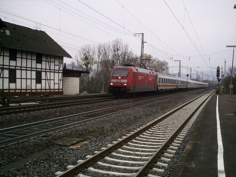 101 051-1 mit InterCity nach Karlsruhe frth am 16.03.2007 in den Bahnhof Kreiensen ein.