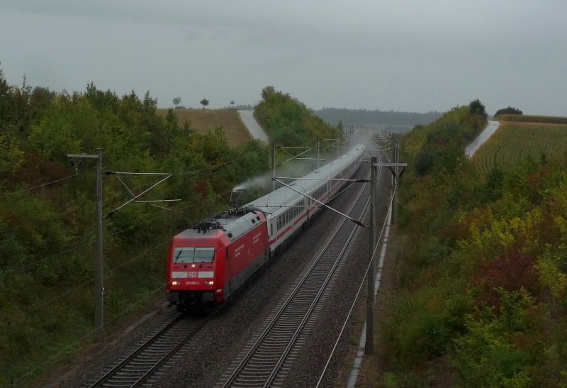 101 051-1 peitscht bei Bauerbach mit IC 2263 Karlsruhe Hbf - Stuttgart Hbf gen Sden. Meterlange Gischtfahne inklusive. 04.09.09