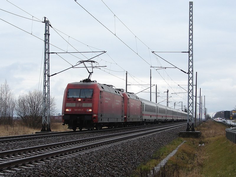 101 051 befrdert IC 2213 samt Wagenlok 101 069. Hier bei der Durchfahrt in Stralsund-Langendorf. (31.01.09)