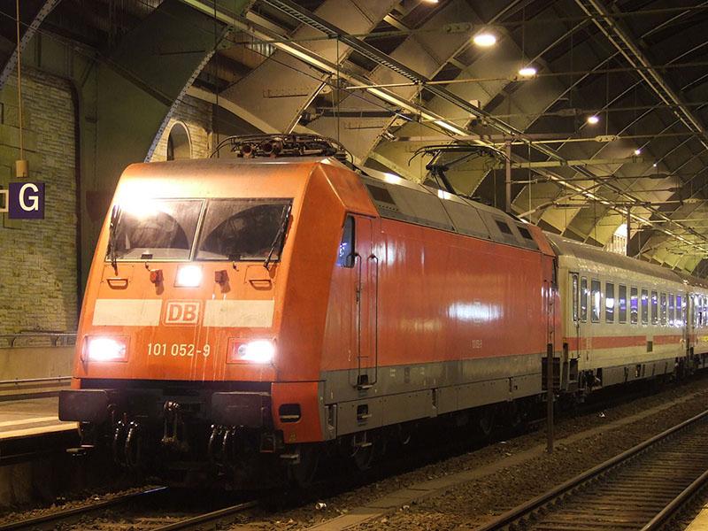 101 052-9 am 02.02.06 in Berlin Ostbahnhof.