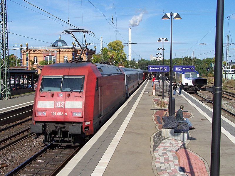 101 052-9 steht mit einem InterCity in Uelzen und wartet auf Weiterfahrt nach Hamburg-Altona. 20.09.08