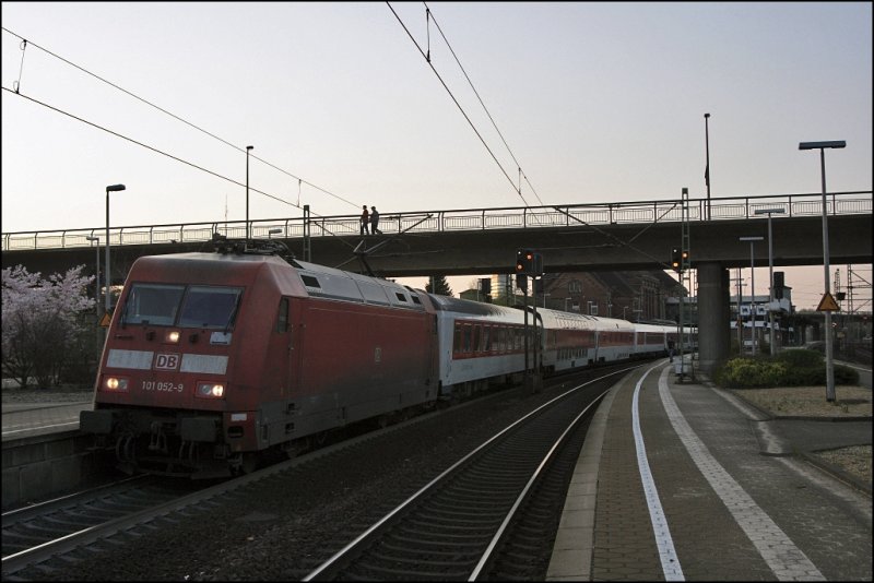 101 052 (9180 6101 052-9 D-DB) wartet mit dem  modellbahnfhigen  6-Wagenzug CNL 478  KOMET , Hamburg-Altona - Zrich HB/Brig, in Hamburg-Harburg. (10.04.2009)